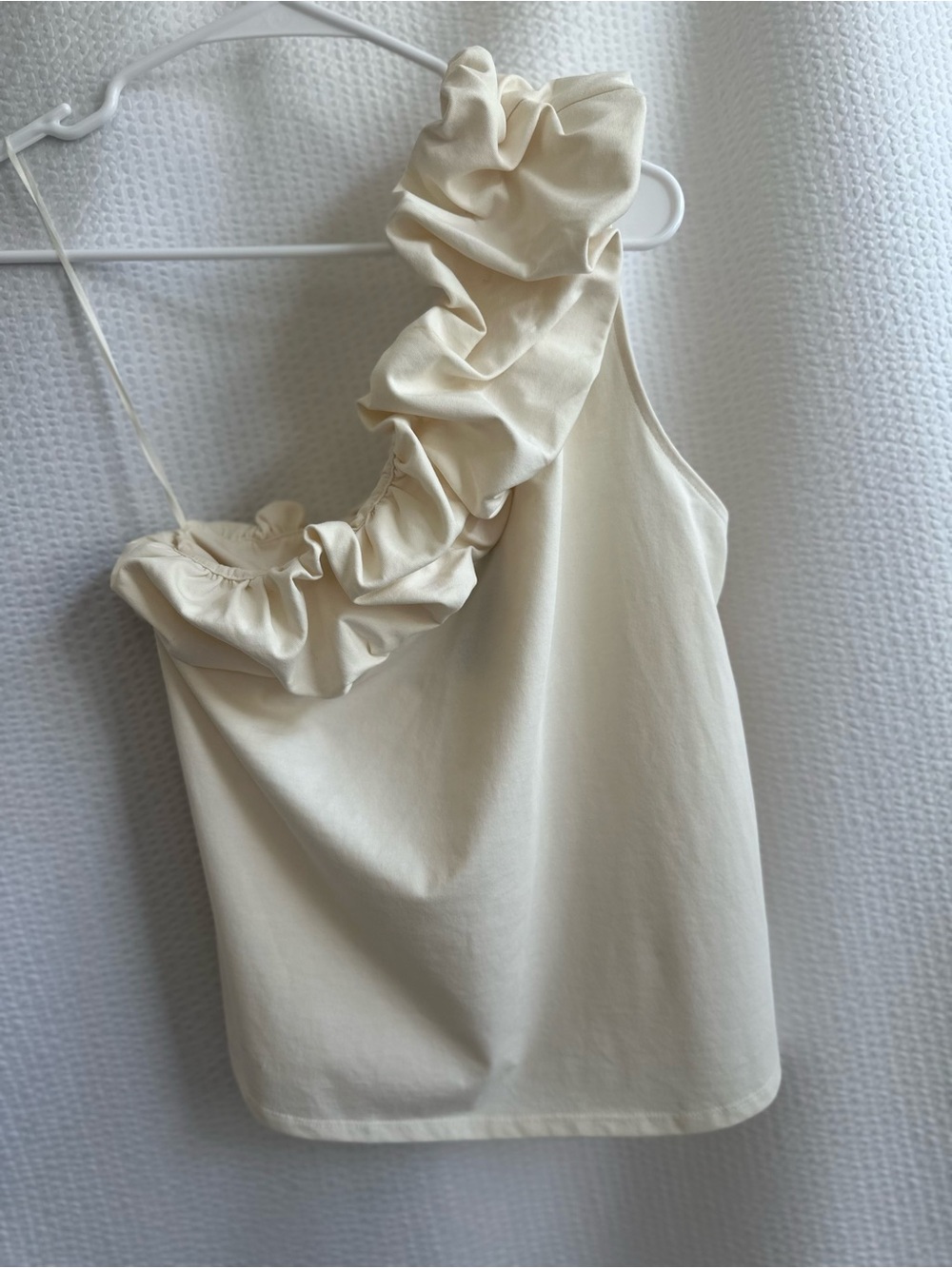EXPRESS Cream One Shoulder Ruffle Sleeveless Top Size XS NWT Women’s